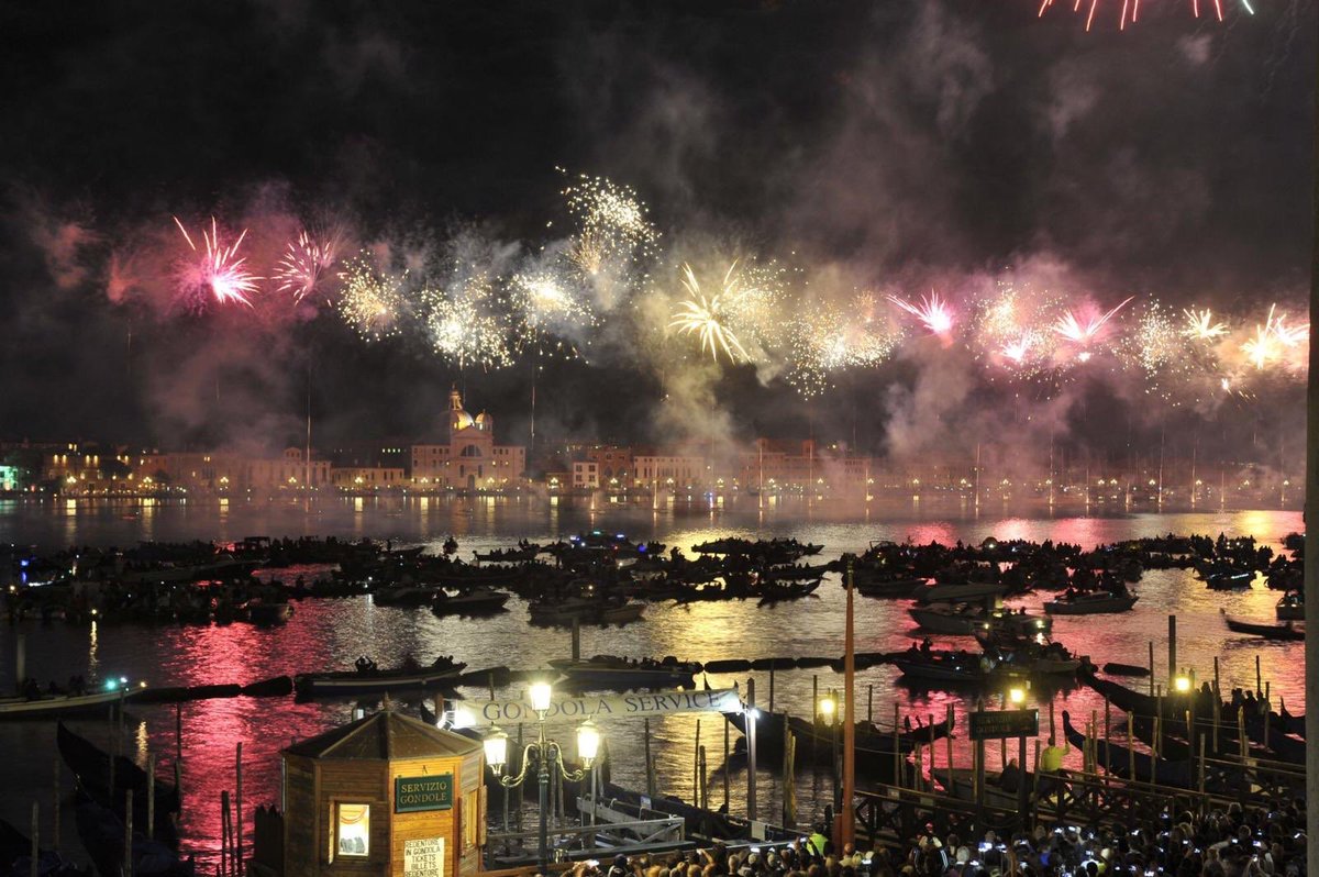 teatrolafenice's tweet image. Buon Redentore!! Ecco lo spettacolo dei fuochi d'acqua! Buona notte, amici!