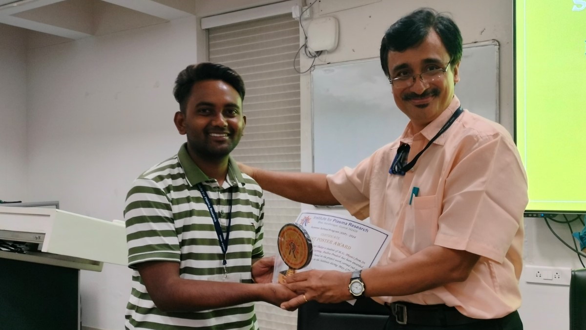 Congratulations to Raj Kumar Thakur, student of II M.Sc. Physics, Prasanthi Nilayam campus for winning the 2nd best poster for his plasma research project at the Institute for Plasma Research's Summer School 2024.
For more: bit.ly/SSSIHL-Institu…