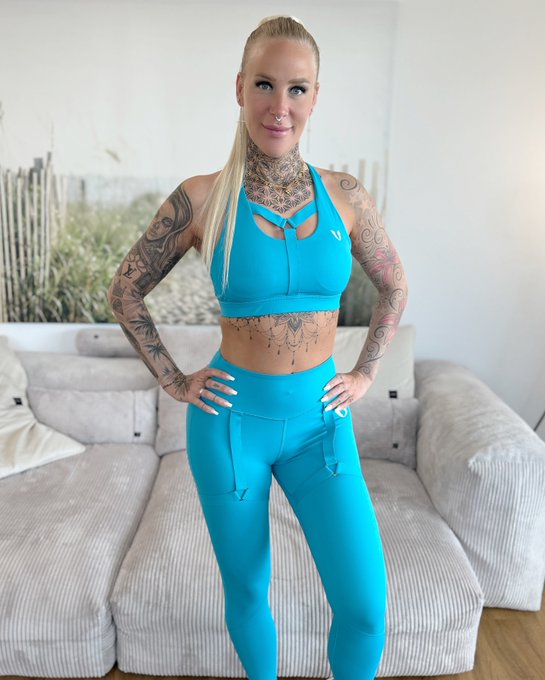 Coole Farbe, oder? 💙 Ich stehe total auf solche leuchtenden Farben. Zumindest beim Sport 😜 Im Alltag<a href="/tag/gym"class="tags"><span>#gym</span></a><a href="/tag/model"class="tags"><span>#model</span></a><a href="/tag/fitness"class="tags"><span>#fitness</span></a><a href="/tag/lifestyle"class="tags"><span>#lifestyle</span></a><a href="/tag/blue"class="tags"><span>#blue</span></a><a href="/tag/sport"class="tags"><span>#sport</span></a><a href="/tag/leggings"class="tags"><span>#leggings</span></a>