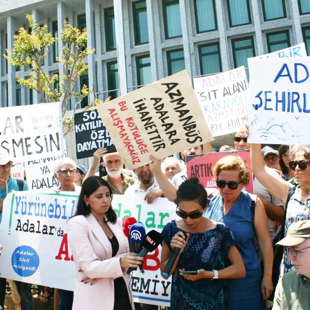 esik_platform's tweet photo. 🟣  #Adalar 'da @istanbulbld tarafından toplu taşıma çözümü olarak adalara getirilen #azmanbüs 'lere karşı  İBB Saraçhane Belediye Sarayı önünde gerçekleştirilen eylemde kadınlar ön saflarda yer aldı. 

📍‘Azmanbüsleri derhal geri çekin’
@adalarbld
@cumhuriyetgzt
https://t.co/j7hGxksbDo