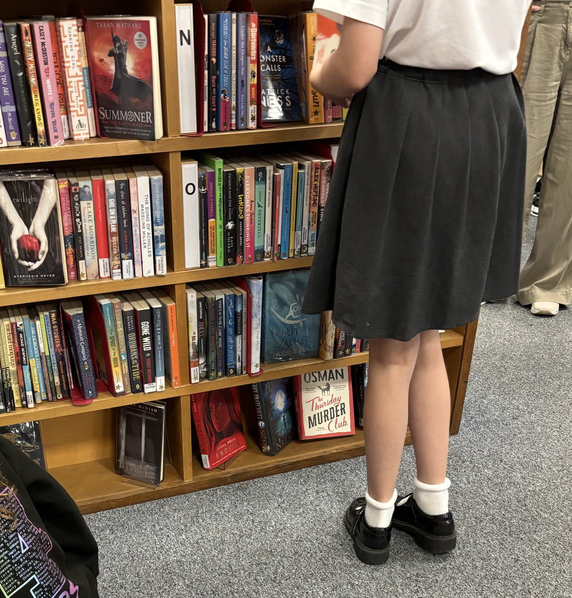 KingsS4L's tweet photo. A library induction this morning for our Year 6 students. 
Day 2 of transition week - lots of happy faces!
⁦@KingsSchoolOSM⁩ #transition #library https://t.co/obmXNDasLt