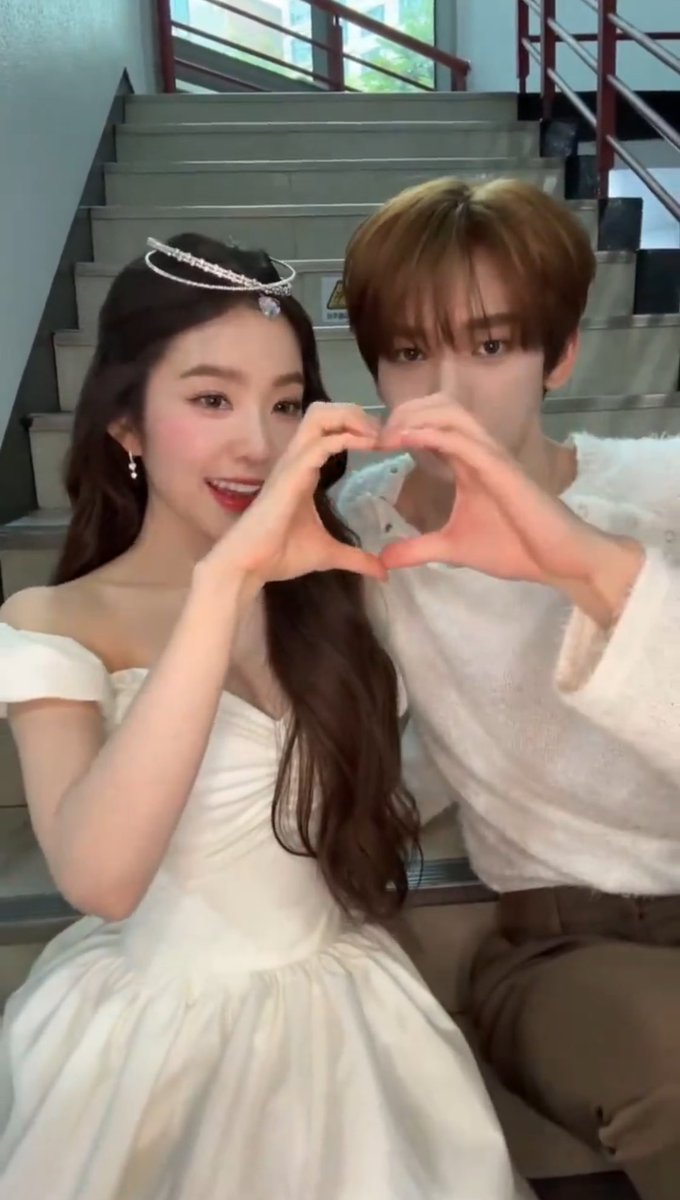 wydixh's tweet photo. 누님 등뒤로 계단짚고있는 저 자세가
ㅈㄴ좋다고 말해도돼요? https://t.co/fzeBRl7Dsu