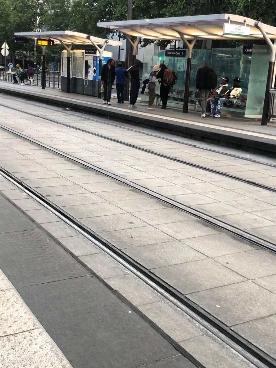 RosaCraque's tweet photo. LA RATP ABANDONNE LA STATION CANAL ST DENIS AUX DEALERS chaque matin le même manège, les consommateurs attendent l’arrivée des dealeurs. Solution de la RATP porter plainte contre des usagers qui ont osé coller des autocollants #crackzone ⁦@RATPgroup⁩ ⁦@T3b_RATP⁩ https://t.co/akFdqvyaVd