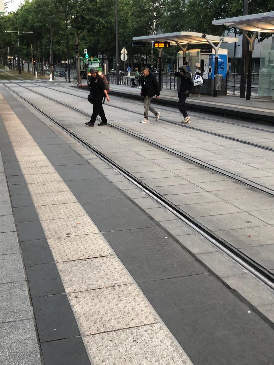 LA RATP ABANDONNE LA STATION CANAL ST DENIS AUX DEALERS chaque matin le même manège, les consommateurs attendent l’arrivée des dealeurs. Solution de la RATP porter plainte contre des usagers qui ont osé coller des autocollants #crackzone ⁦<a href="/RATPgroup/">RATP Group</a>⁩ ⁦<a href="/T3b_RATP/">T3b</a>⁩