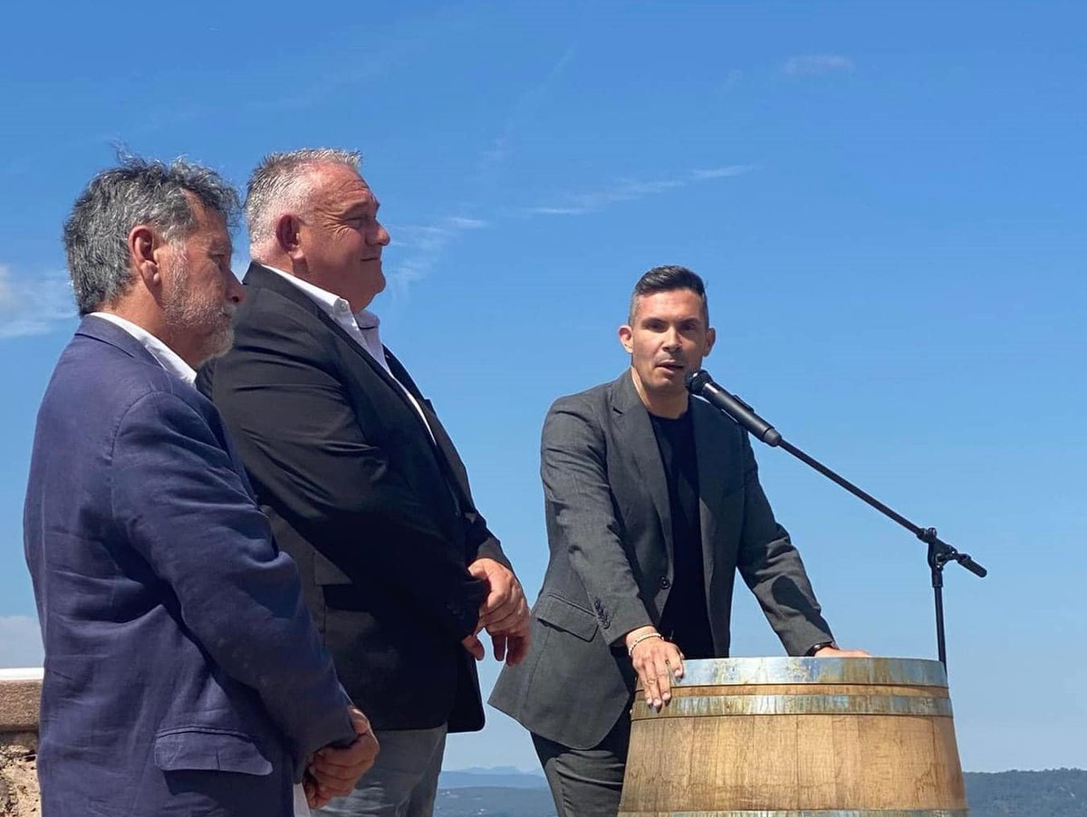 VarTourisme's tweet photo. 🍇 VIGNOBLES & DÉCOUVERTES
🌟 Depuis le 3/07, "Terre d'Estérel" labélisé pour promouvoir œnotourisme ! À l'est du @Departement_Var, ce territoire regroupe 15 domaines et 100 pros
➡️ Prochain RDV : #FascinantWeekEnd du 17 au 20/10
➕d'infos ici : https://t.co/hTKFBDJJMH https://t.co/IG9gVE9wbJ