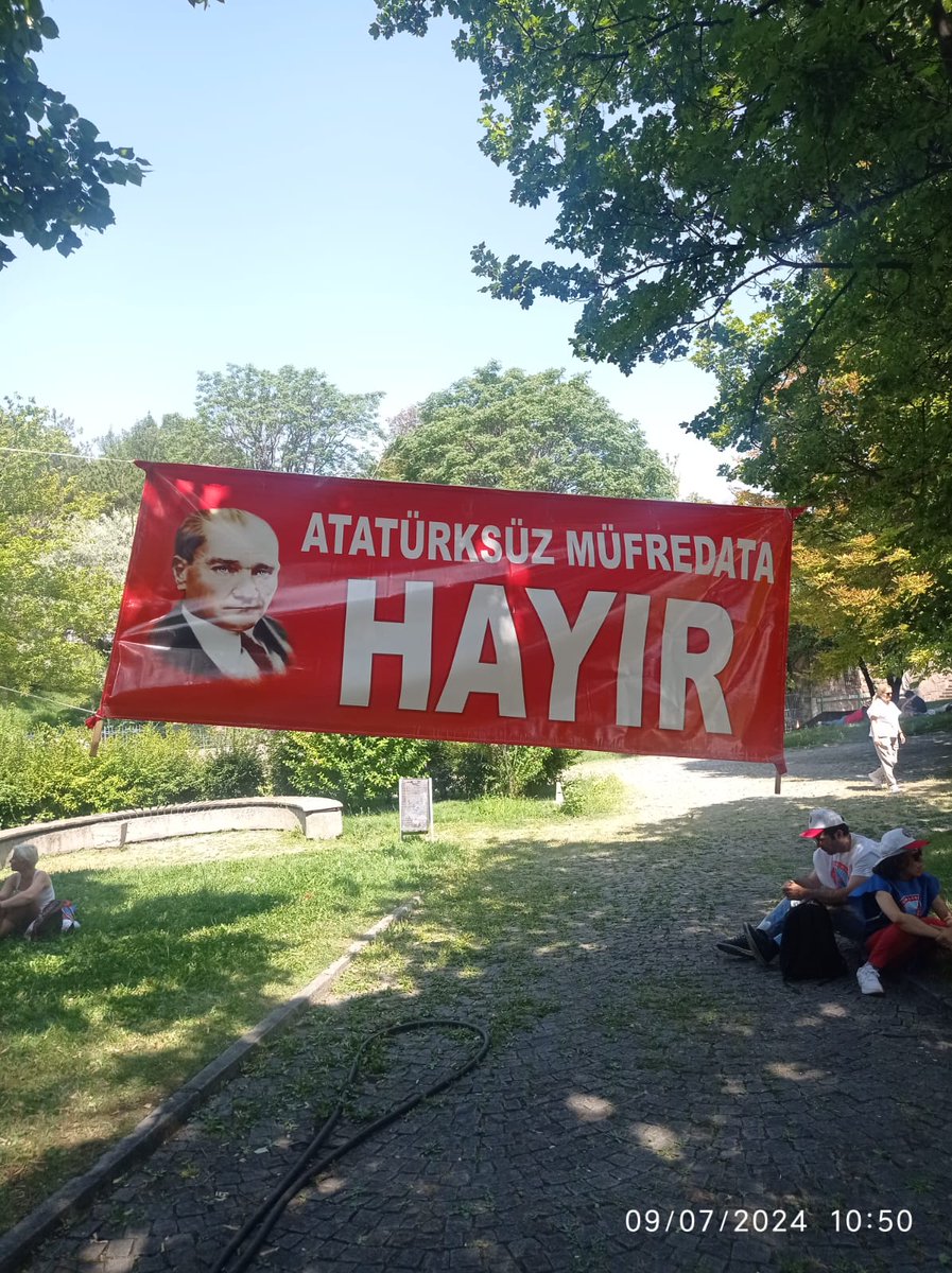 mvldbcn's tweet photo. #egitimisnobette İçinde Atatürk' ün , Cumhuriyetin, Yurttaşlığın Olmadığı Müfredata ve Öğretmeni İtibarsızlaşıtıran ÖMK ya HAYIR.
MECLİS ÖNÜNDE NÖBETTEYİZ💪
#egitimis #egitimisdenizli #mansuryavas #erdalbesikcioglu https://t.co/IxP5NNrXUX