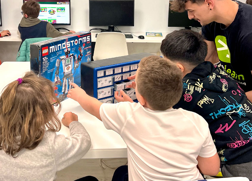 codelearn_cat's tweet image. Ha arribat l'hora d'escollir les extraescolars del curs 2024-2025 i les extraescolars tecnològiques són una bona opció. Per ajudar-vos a fer aquesta tria, us expliquem la diferència entre una extraescolar de robòtica i una extraescolar de programació: codelearn.cat/blog/extraesco…