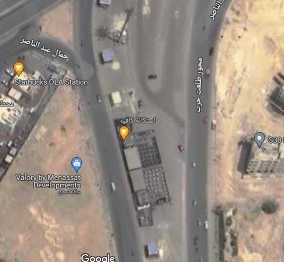 بعد ما عملوا كباري محور جمال عبناصر
في التجمع
المنطقة المتقاطعة مع محور طلعت حرب
وهو محور مهم جدا
لانه يربط التجمع الخامس بالتجمع الثالث
وشايفين هو عريض قد ايه
لكنهم قرروا يضيقوه
ويعملوا الجزيرة في النص تحت الكوبري
معارض سيارات ومحلات وقهاوي !
وباركينج بفلوس !!! بعد ما كان ببلاش