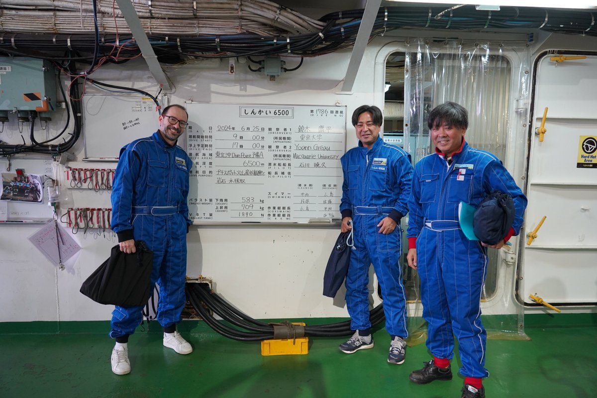 DrYoannGreau's tweet photo. Finally home after an incredible/privileged expedition  on the RV Yokosuka and the DSV しんかい6500. Most incredible experience + successful sampling 🌋 #peridotitexenoliths from the oceanic lithosphere
有り難う御座います
@NoriAKZ @6K_JAMSTEC @JAMSTEC_PR #YK24_10S #6442m
@AuScope https://t.co/nT2x9alliW