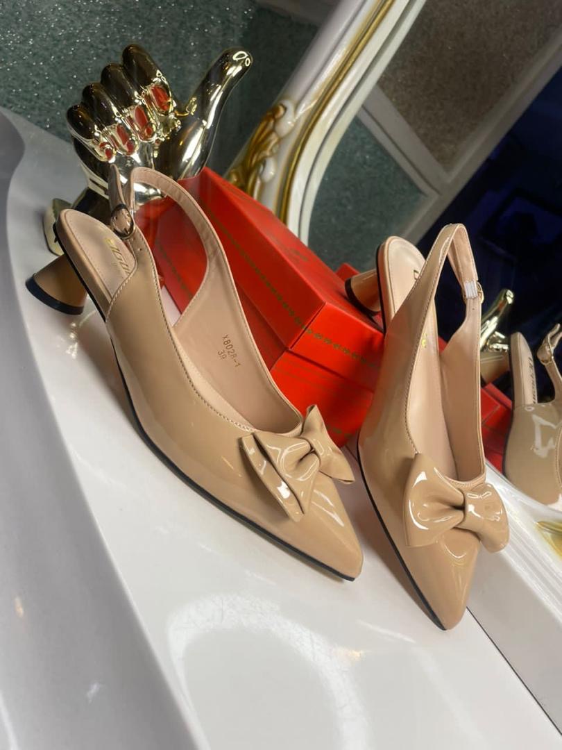 toppyshow's tweet image. Elegance redefined with wide fit shoes ✌️😍🥰
Sizes available in colors
Red - 38 39 40 41 42 43 44 45 46
Black - 40 41 42 43 44
Nude - 40 41 42 43 44
Price: ₦25,000
Location- Lagos
Dm to order now &amp;amp; kindly retweet🙏
#pagesbydamicommerce #AisleOfTopshot #widefit #slingbackshoes