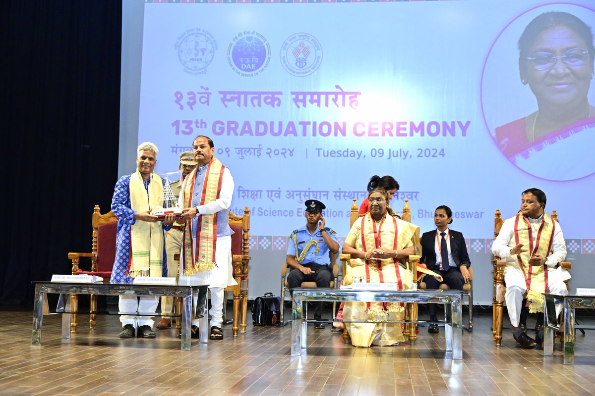 GovernorOdisha's tweet image. Hon'ble Governor attended the 13th Graduation Ceremony of NISER,  Bhubaneswar in presence of Hon'ble President Smt Draupadi Murmu, Hon'ble Chief Minister Shri @MohanMOdisha.
@rashtrapatibhvn