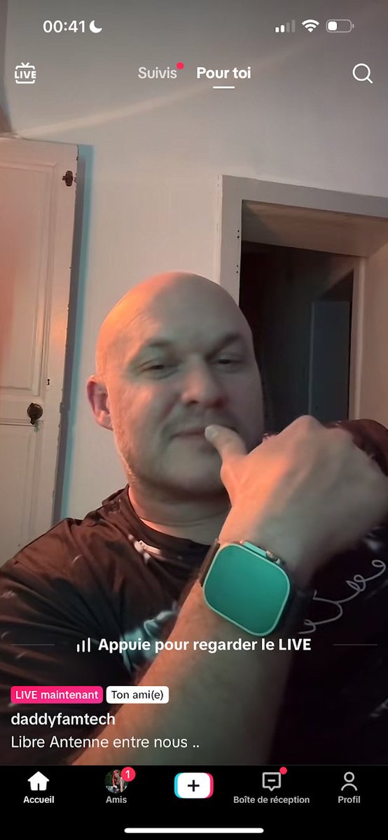 SiteGeekFR's tweet image. En exclusivité mondiale, @DaddyFamtech vous présente l&apos;iPad Mini Watch 😁

#Apple #WDC2024