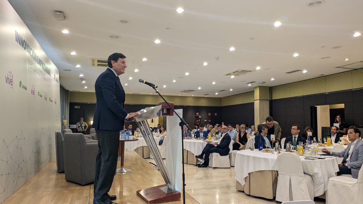execyl's tweet photo. Hoy, desde #EXECyL, compañamos a nuestros compañeros de @UnicajaBanco y #ViveRadioCyL en el Foro Innovación Empresarial y Emprendimiento con @cfcarriedo #CesarLorenzo @PedroPisonero y @paco_hevia https://t.co/bpAmqlesi6