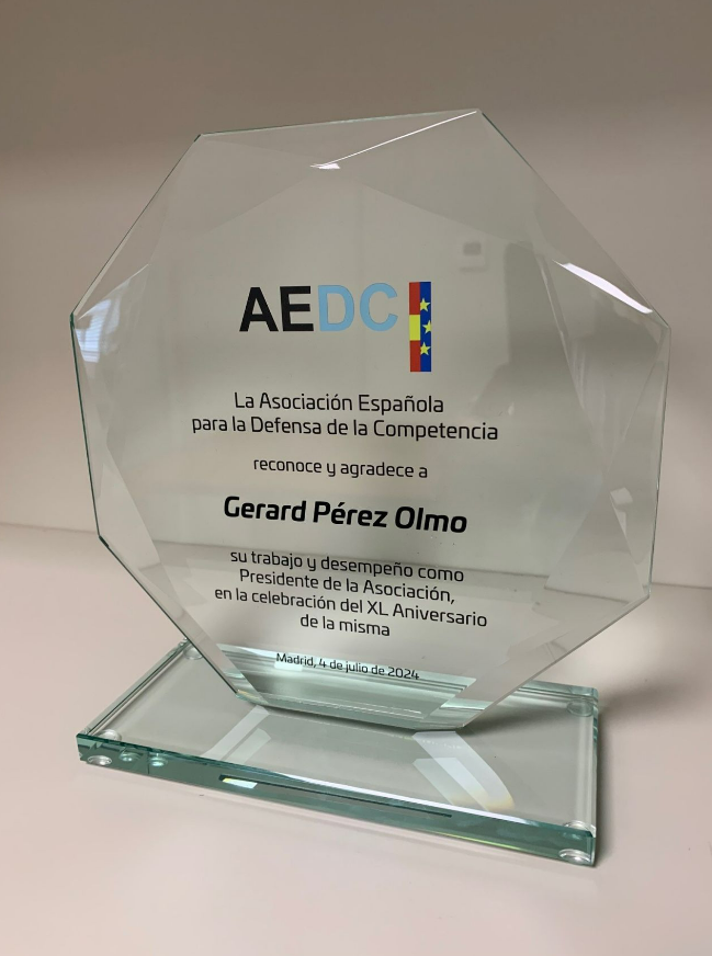 Roca_Junyent's tweet photo. 🌟 La semana pasada se celebró el 40º aniversario de la @AEDCompetencia. En este evento tan significativo, nuestro socio Gerard Pérez fue reconocido por su notable contribución a la asociación. ¡Enhorabuena a Gerard por este merecido reconocimiento! #RocaJunyent https://t.co/xrMg09ibYe