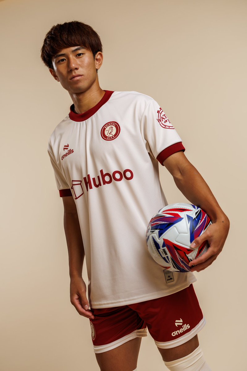TheyThinkKits's tweet photo. Bristol City Away - FRESH ⚪️🔴
@BristolCity https://t.co/J95l2JfFOs