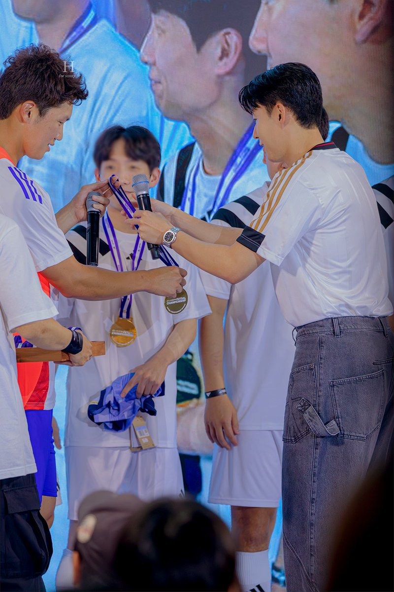 H_hm7_'s tweet photo. 240706 아디다스
#손흥민 #Sonny

손흥민이 해주는 시상이라니😍 https://t.co/9njNps6jtZ