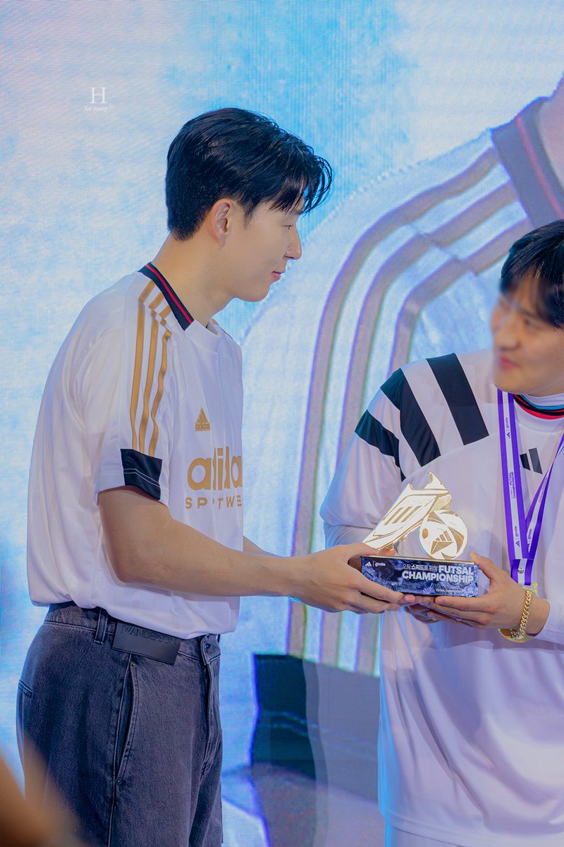 H_hm7_'s tweet photo. 240706 아디다스
#손흥민 #Sonny

손흥민이 해주는 시상이라니😍 https://t.co/9njNps6jtZ