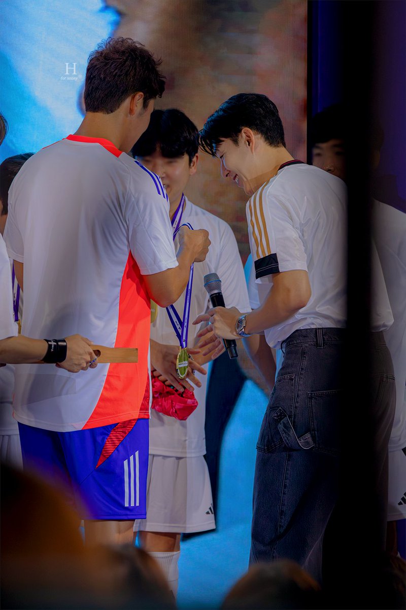 H_hm7_'s tweet photo. 240706 아디다스
#손흥민 #Sonny

손흥민이 해주는 시상이라니😍 https://t.co/9njNps6jtZ