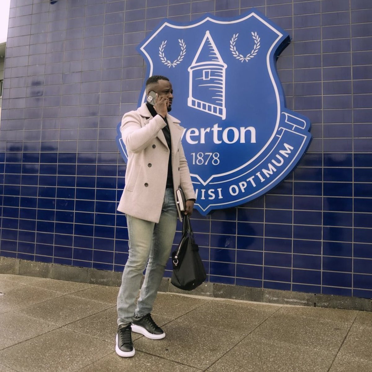 DeadlineDayLive's tweet photo. 🚨 Jaden Philogene's agent is at Everton's training ground! 📞📲

(📸 @eurofootcom) https://t.co/rGul37KIJx