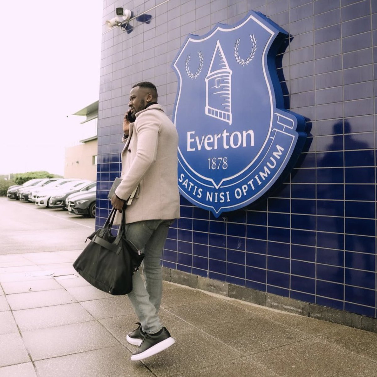 DeadlineDayLive's tweet photo. 🚨 Jaden Philogene's agent is at Everton's training ground! 📞📲

(📸 @eurofootcom) https://t.co/rGul37KIJx