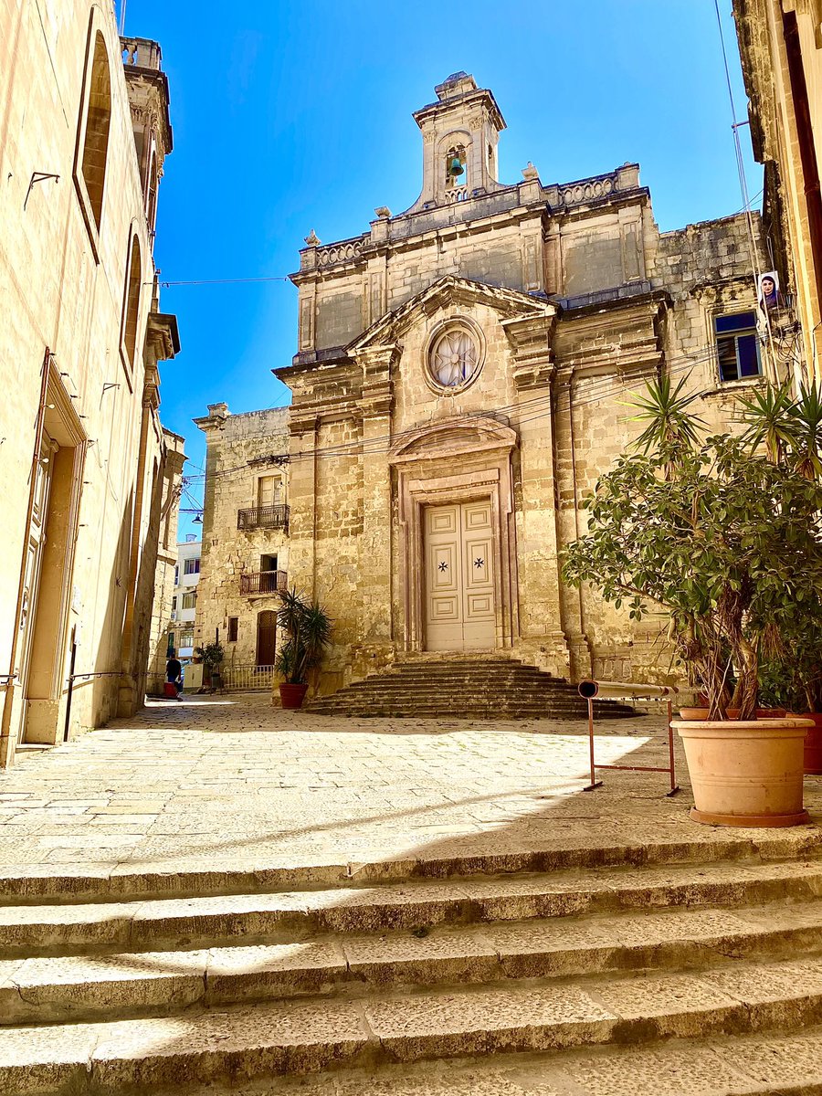 davidaflo's tweet image. #Fun #Maltese #History #Fact 77.A Carpenters’ Guild existed in #Vittoriosa #Malta since the 16th c to service the Knights’ fleet. In the 19th c the guild built this oratory dedicated to St Joseph and it survived blast from nearby direct hits in #WWII. Today it serves as a museum