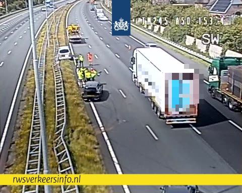 RWSverkeersinfo's tweet photo. Twee ongevallen op knp. Valburg (#A50) binnen een straal van nog geen kilometer. Een vrachtwagen is op de verbindingsboog naar de A15 gekanteld, de afrit naar Nijmegen Noord is afgesloten. Iets verderop een ongeval met meerdere voertuigen met 45 minuten vertraging richting Oss. https://t.co/7thgglB59w