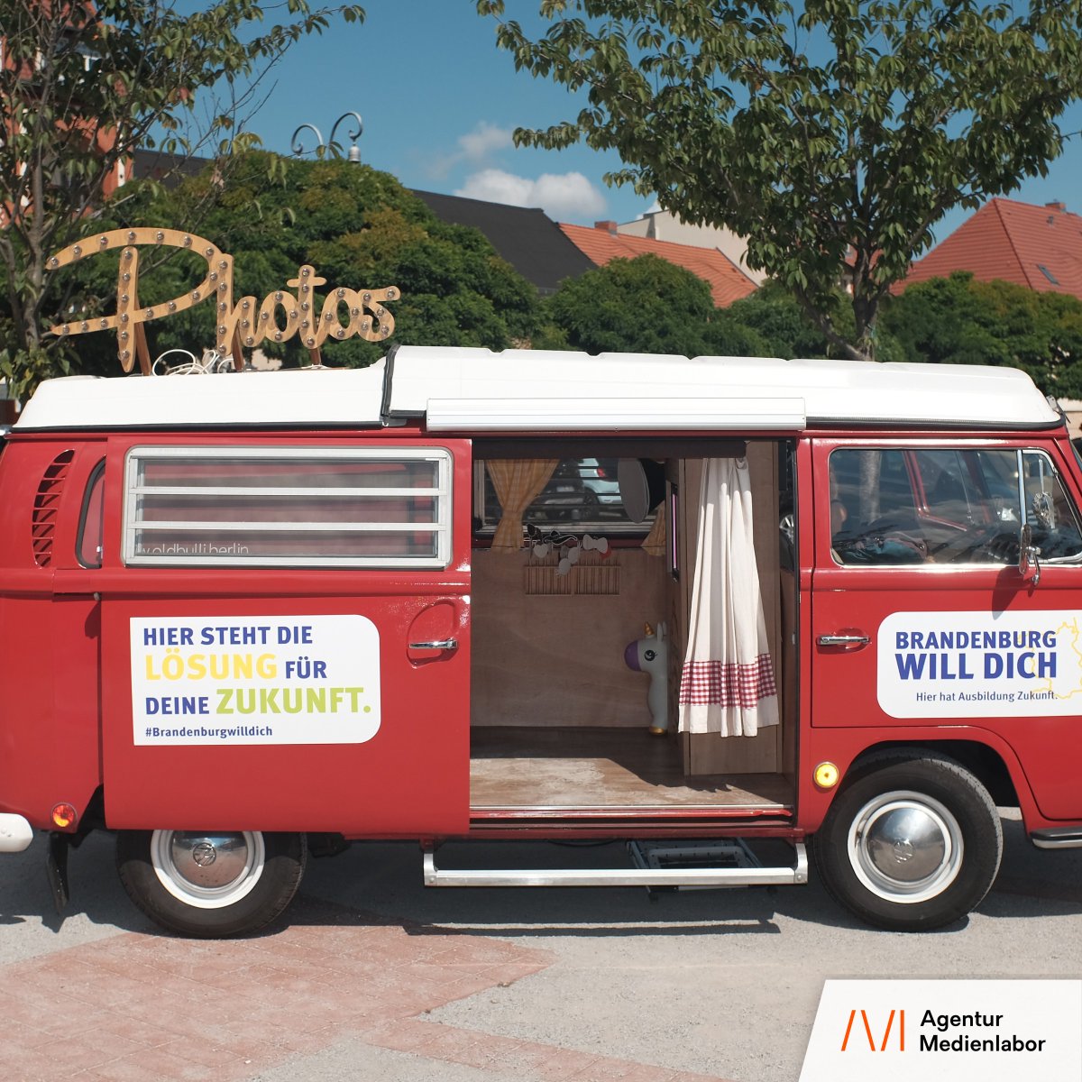 medienlabor's tweet photo. 🚌 Halbzeit auf der Brandenburg-will-dich-Bustour. Nächster Stopp: 🗓️ 13. Juli, 13-18 Uhr in 📍Velten. 
➡️ Beratung vor Ort zu Ausbildung, Chancen und Berufen

Es ist eine große Freude, junge Menschen bei ihrer Berufswahlentscheidung begleiten zu dürfen.  

#brandenburgwilldich https://t.co/kFGkXaBZk2
