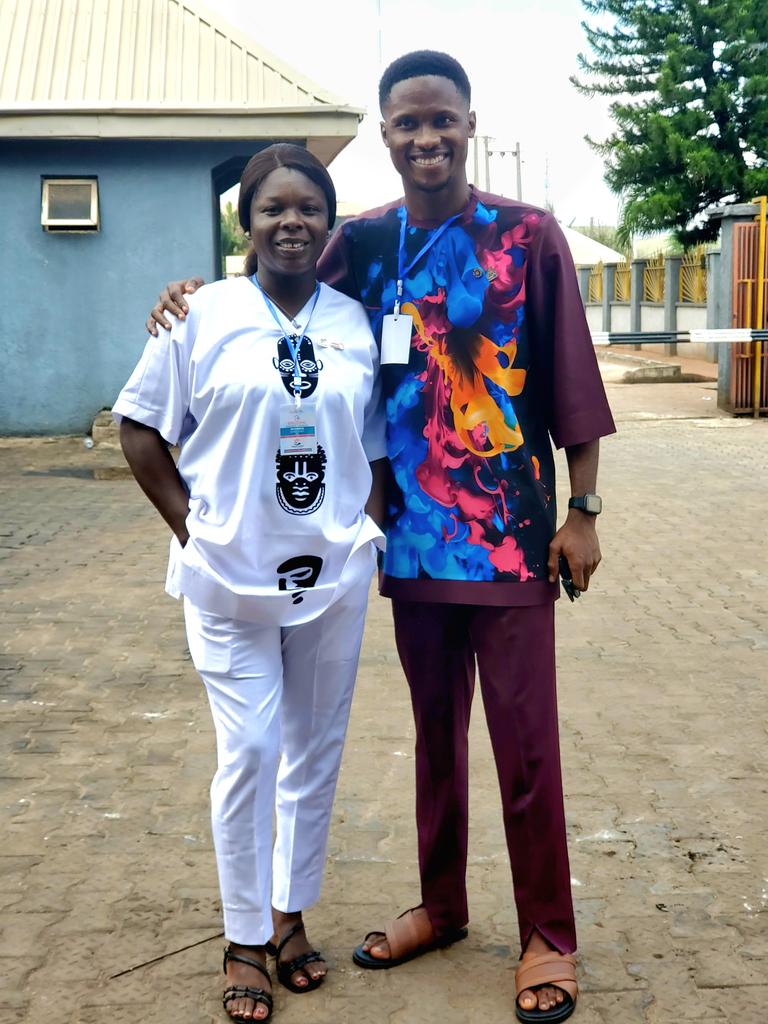 GozieClothing's tweet photo. What She Ordered Vs What She Got.
Happy New Week
© Gozie Clothing.
#kaftan #Warritailor #wadocity #coco #MondayMotivation #gozieclothing https://t.co/tItPHdMKp2