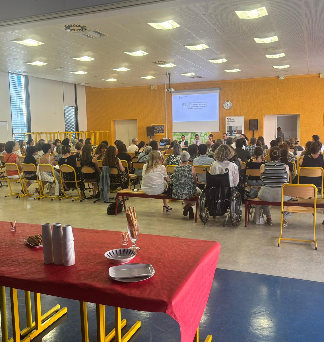 patrice_gros's tweet photo. #Direct- Réunion de tous les personnels de la #DSDEN de l'#Isère.
Une occasion pour remercier l'engagement exemplaire de tous, se souvenir des actions passées et échanger sur les priorités de la #rentrée.
Un grand merci à tous les services. https://t.co/IPBzQ8J79w