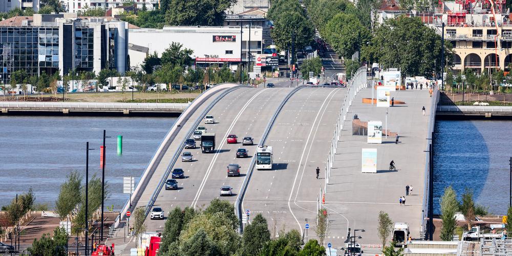 BMABordeaux's tweet photo. 🚘 Vidéo. Pont Simone-Veil : les premiers automobilistes l’ont traversé hier, lundi 8 juillet.
🎥 https://t.co/0Kix4I2R93
#Bordeaux #Floirac #Bègles #Urbanisme #Architecture #Aménagement #Equipement #PontSimoneVeil #Transports #Déplacements #Mobilité #MobilitéDouce #Circulation https://t.co/puT3bWCaIC