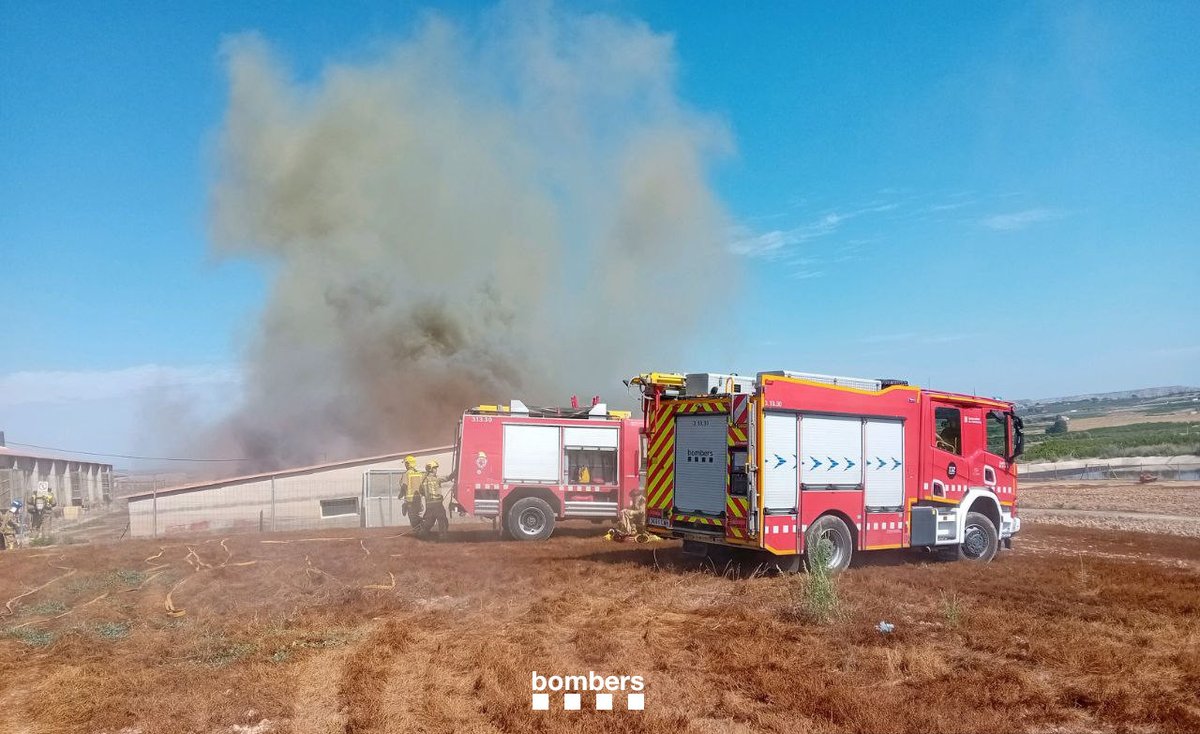 bomberscat's tweet photo. Activades 7 dotacions per un incendi que afecta una granja a la partida Matacanyes de Seròs (avís 10.34h).

Es tracta d'una granja d'uns 700 m2 sectoritzada en 4 sectors. El foc està completament desenvolupat. 

#bomberscat @112 https://t.co/IO1aVkFc9A