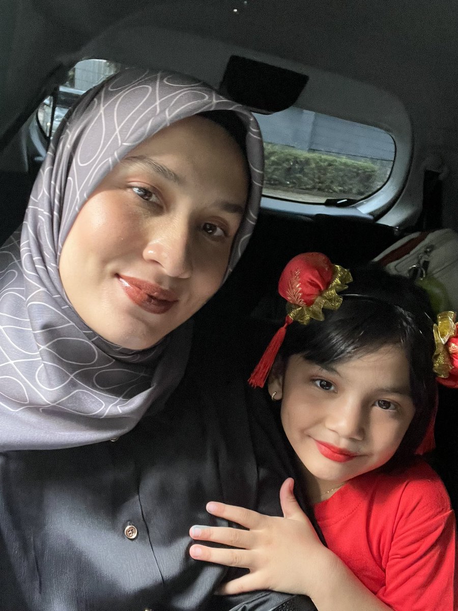 Punya anak wedok harus siap melihat dia suka lipstik warna merah cabe menggelegar tanpa harus kaget dan bikin hatinya terluka.😊🥰❤️