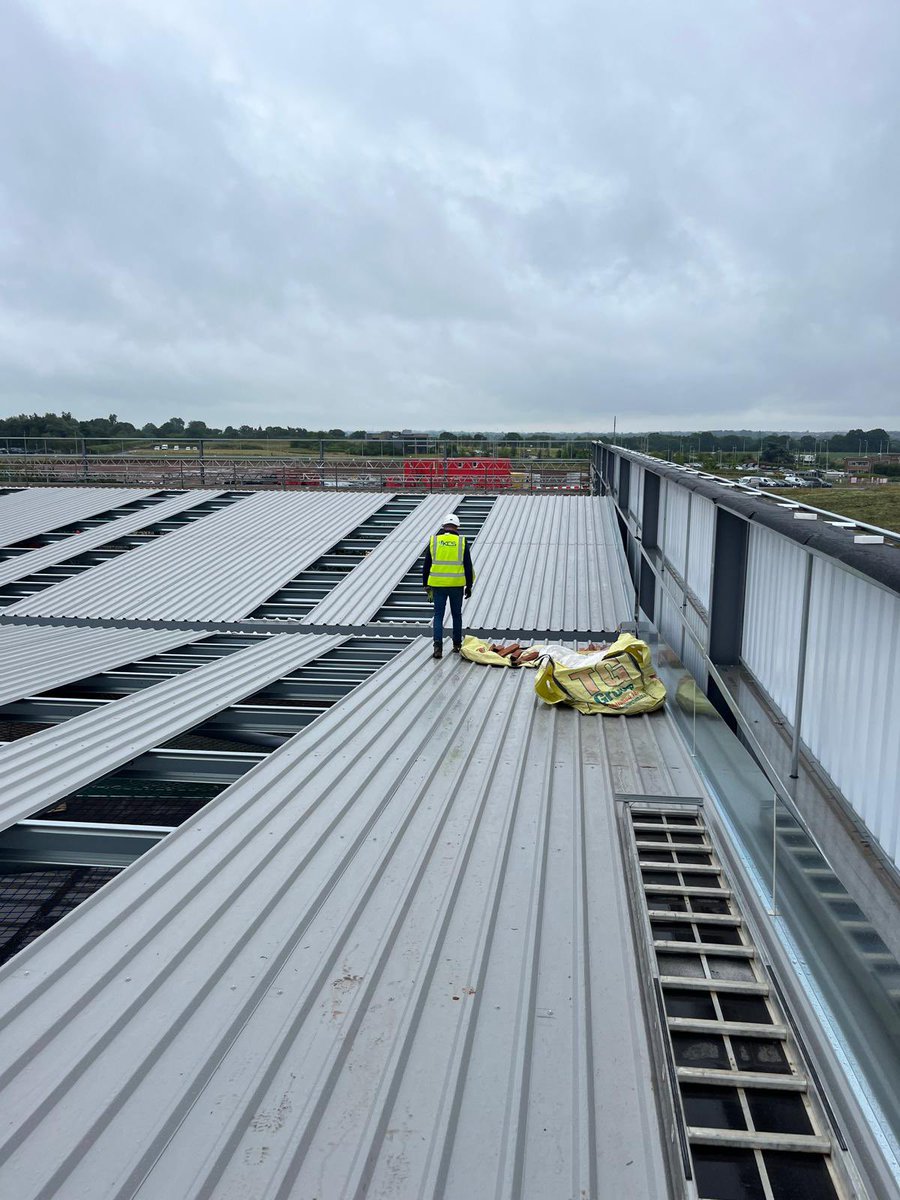 KynastonCS's tweet photo. A few shots from the roof at Mira , Nuneaton . Great progress so far thanks to everyone for their continued efforts 

#mira #nuneaton #roof #roofing #builtup #cladding #construction https://t.co/Z1lW1ZSfcW