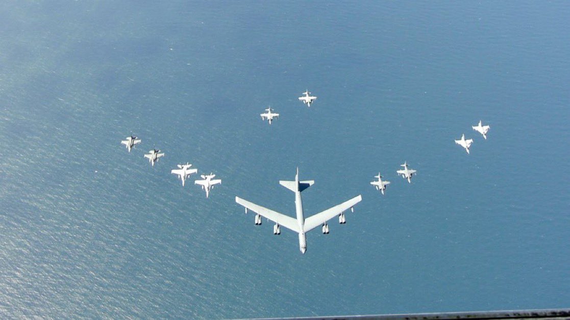 EmbSpainUK's tweet photo. 🇪🇸 ✈️ AV8D+ Harriers from @Armada_esp battle group #DEDALO24 and 🇪🇸 ✈️ F-18 from #VILKAS detachment escorted a ✈️ B-52 together with our @NATO Allies of 🇺🇸🇫🇷🇵🇹🇸🇪🇵🇱🇹🇷🇩🇪🇬🇧 during #BALTOPS24 Exercise.
#WeAreNATO #StrongerTogether
🎥 @EMADmde https://t.co/CBK0jKRiQI