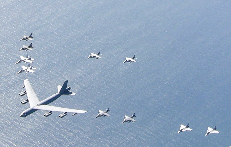 EmbSpainUK's tweet photo. 🇪🇸 ✈️ AV8D+ Harriers from @Armada_esp battle group #DEDALO24 and 🇪🇸 ✈️ F-18 from #VILKAS detachment escorted a ✈️ B-52 together with our @NATO Allies of 🇺🇸🇫🇷🇵🇹🇸🇪🇵🇱🇹🇷🇩🇪🇬🇧 during #BALTOPS24 Exercise.
#WeAreNATO #StrongerTogether
🎥 @EMADmde https://t.co/CBK0jKRiQI