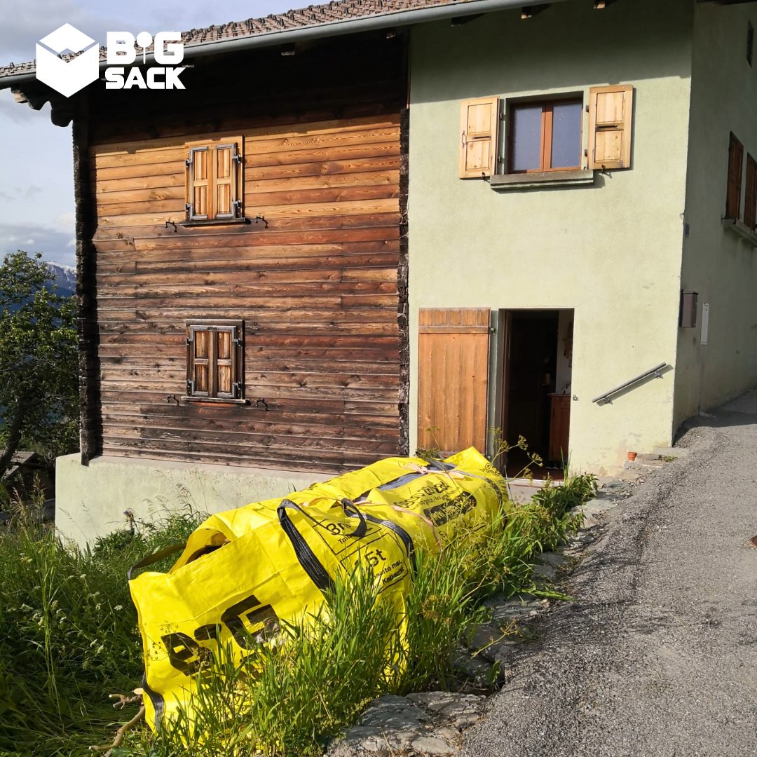 BigSackCH's tweet photo. Our Big Sack go everywhere, even in the most picturesque corners🏡

We bet you cannot find a place where we cannot pick up your bulky items or construction waste! 🧐

#BigSack #switzerland #mountains #chalet #startup #WasteManagement https://t.co/TlSqEBHrhG