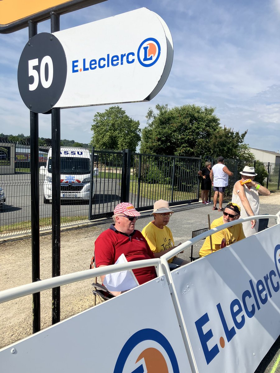 CelineDurchon's tweet photo. La ville de @SAM18200 dans le #Cher accueille l’arrivée de la 10e étape du Tour de France @LeTour 
Déjà beaucoup de monde présents, la ferveur monte petit à petit ici ! Retrouvez nous en direct à partir de 12h25 sur @F3Centre 🎥 @vince_billy https://t.co/nKhzfzmlmQ