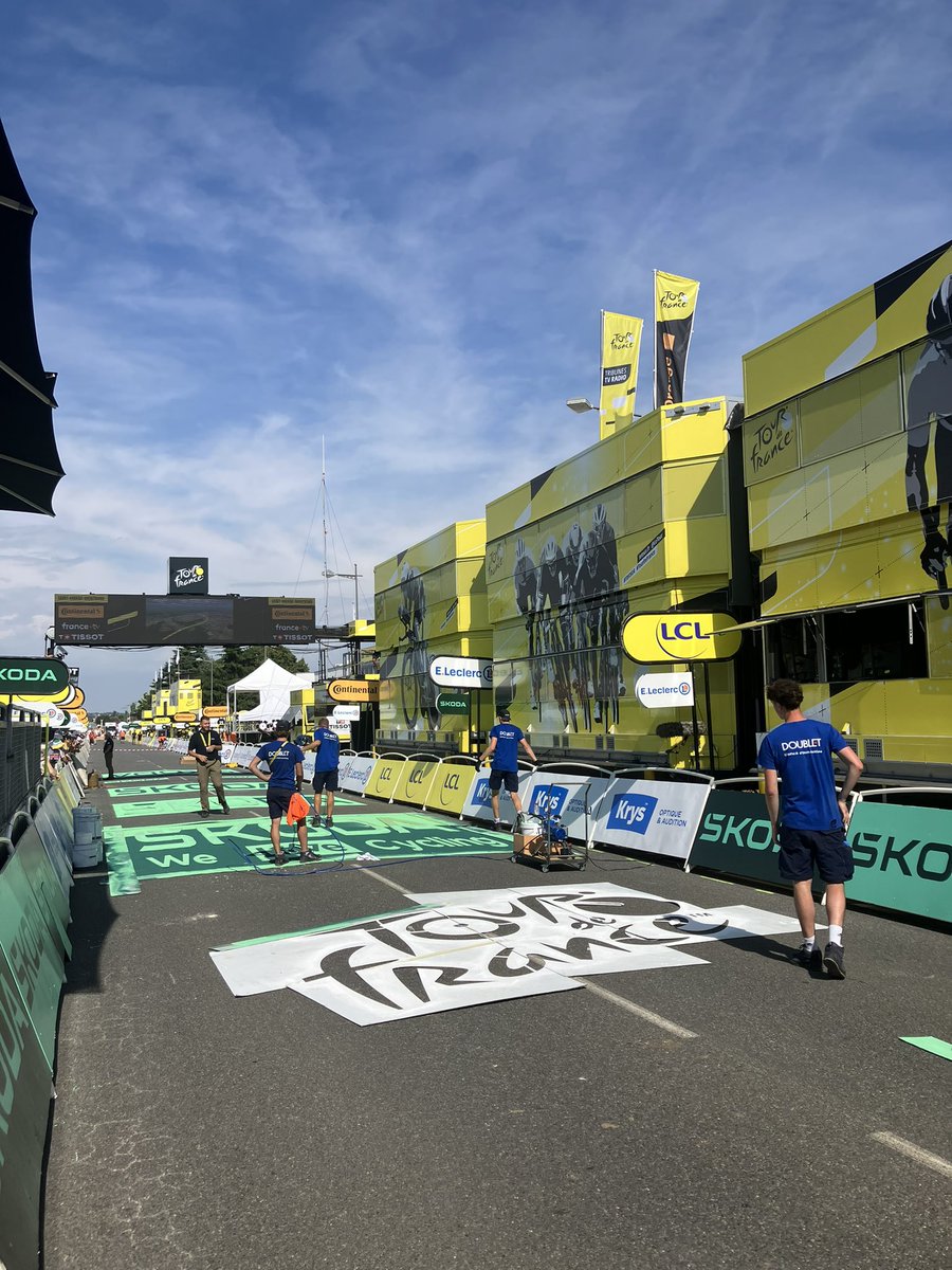 CelineDurchon's tweet photo. La ville de @SAM18200 dans le #Cher accueille l’arrivée de la 10e étape du Tour de France @LeTour 
Déjà beaucoup de monde présents, la ferveur monte petit à petit ici ! Retrouvez nous en direct à partir de 12h25 sur @F3Centre 🎥 @vince_billy https://t.co/nKhzfzmlmQ