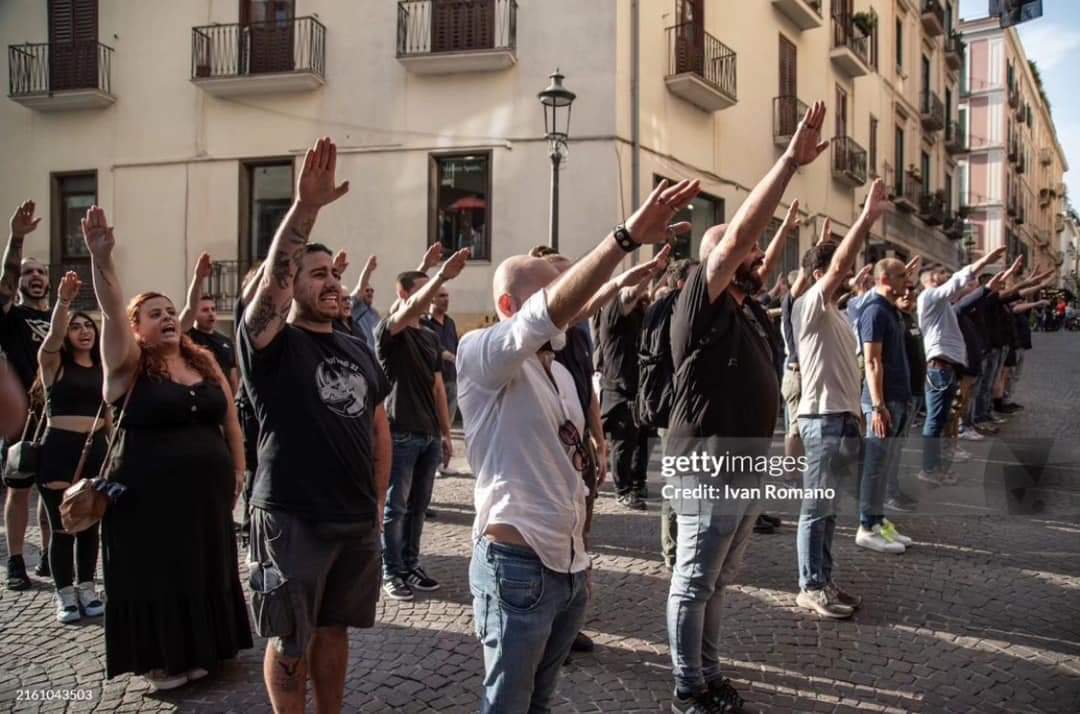 allenatorebis's tweet photo. Quelli del #GovernoMeloni + giornali tipo il #Tempo... gente che si definisce giornalista come #Cerno, #Porro più una caterva di #lecchini destroidi dicono che in 🇮🇹 non esistono i #Fascisti e nostalgici di zio Benito!
A #Salerno... alzavano il braccio destro x smuovere l'aria? https://t.co/UZfuFoUlkT