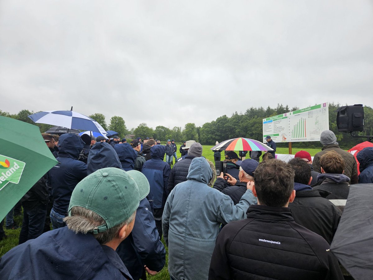 Big turnout at <a href="/IrishGrassland/">Irish Grassland Association CLG (IGA)</a> Dairy summer tour <a href="/Friesian_man/">𝐁𝐫𝐮𝐜𝐞 𝐓𝐡𝐨𝐦𝐩𝐬𝐨𝐧</a> this morning