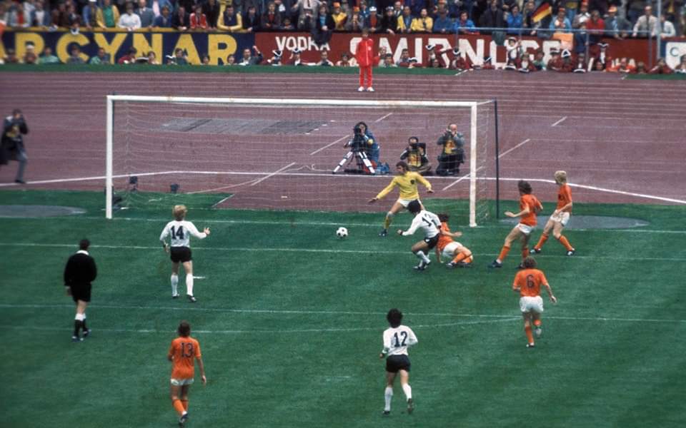 Mit diesen Siegtreffer zum 1:2  in der 43 Minute duch unserem Bomber der Nation holten wir uns vor 50 Jahren am 07.07.1974 gegen die Niederländer im München den 2. WM Titel🏆🏆
#WMFinale1974 #GerdMüller #NLBRD1974