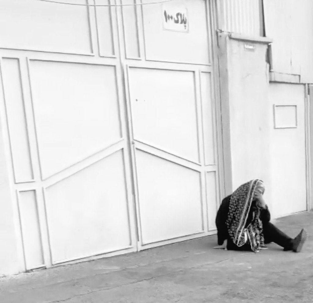 Mojtabapacino's tweet image. دم از محرّم و مظلومیت میزنن کسایی که نوید رو شکنجه و اعدام کردن. سنگ قبرشو شکستن. برادر و خواهرشو حبس کردن. پدرش رو انداختن زندان. مادرش رو اذیت کردن...
#نوید_افکاری