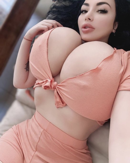 2 pic. Which photo you love more? 

Romantic ice cream or delicate sweet peach?

? or ??

https://t.co/206fhvdDqC