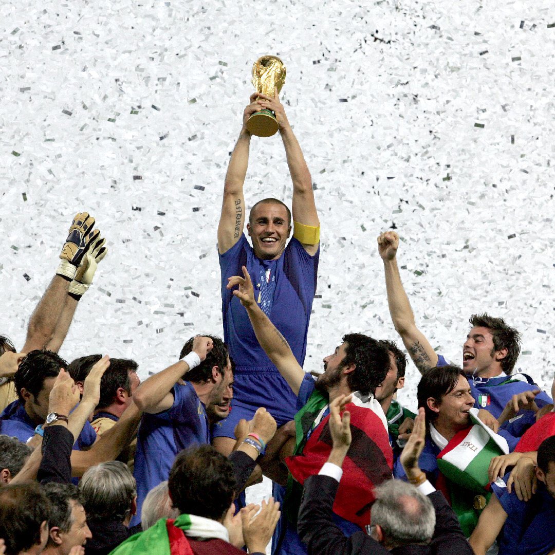 EnricoTurcato's tweet photo. Una foto iconica che diventa maggiorenne. 18 anni da uno dei momenti più alti della nostra storia calcistica.

Da allora.
Giocati 2 Mondiali su 4.
0 partite ad eliminazione diretta
1 vittoria, 2 pareggi, 3 sconfitte su 6 gare.

Se me lo avessero detto, non ci avrei creduto. 😣 https://t.co/IraUTDRQy2