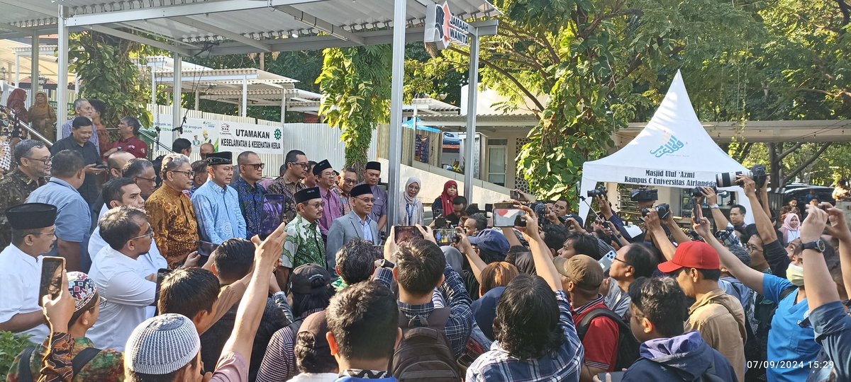 avrizazenianur's tweet image. Welcome home prof❤️, selamat datang kembali dekan kami! kebaikan akan selalu menang, panjang umur demokrasi! #SaveProfBus