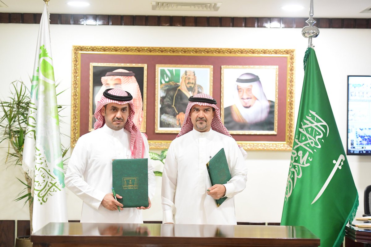 قام سعادة رئيس بلدية عنيزة المهندس فارس بن محمد القحطاني بتوقيع اتفاقية مع مجمع تخصصات الطبي الذي يمثله الأستاذ يوسف الحركان.
#أمانة_منطقة_القصيم | #بلدية_عنيزة