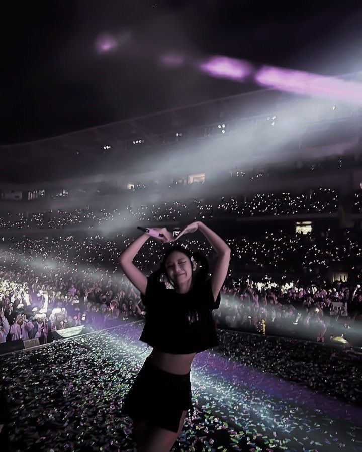 niniprotectors's tweet photo. It’s us against the world 

WE LOVE YOU JENNIE https://t.co/GA8sjUqbPW
