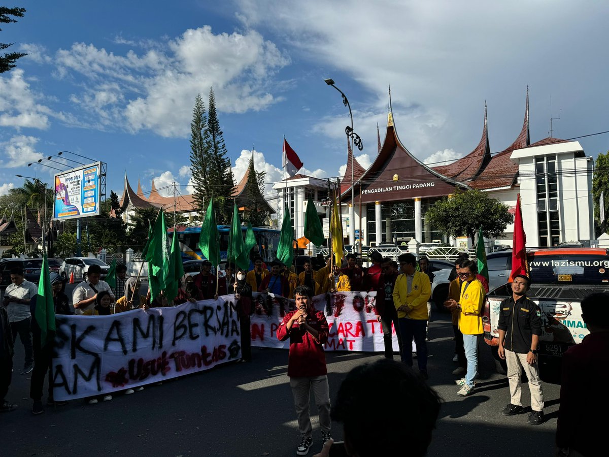 riandyprawita's tweet photo. Serba serbi Aksi Unjuk Rasa untuk Afif Maulana didepan Mapolda Sumatera Barat. Hadir Bidang AKP PP IPM, Ipmawan Gibran & Faiz, didampingi Ketua Umum PW IPM Sumbar, Ipmawan Sailendra serta IMM Sumbar. Kawal sampai keadilan ditegakkan🫵🏻
@PPIPM
#JusticeForAM
#IPMBersamaAM https://t.co/ha1aARcw5A