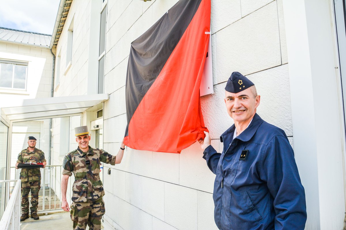 ecolegenie49's tweet photo. La brigade du gĂ©nie est officiellement installĂ©e sur #Angers đą
Le général Bizien, qui prend le commandement de la #BGEN, accompagné du général Vergez (directeur de l'ESID) ont inauguré les bùtiments de cette nouvelle brigade, créée sous le @CommandementALT.
#sapeur https://t.co/mwhpEj6y6K