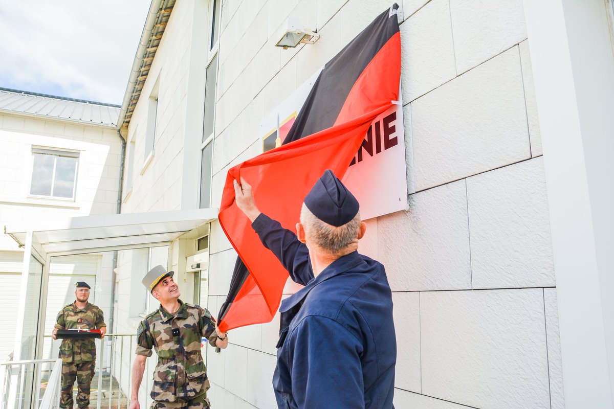 ecolegenie49's tweet photo. La brigade du gĂ©nie est officiellement installĂ©e sur #Angers đą
Le général Bizien, qui prend le commandement de la #BGEN, accompagné du général Vergez (directeur de l'ESID) ont inauguré les bùtiments de cette nouvelle brigade, créée sous le @CommandementALT.
#sapeur https://t.co/mwhpEj6y6K